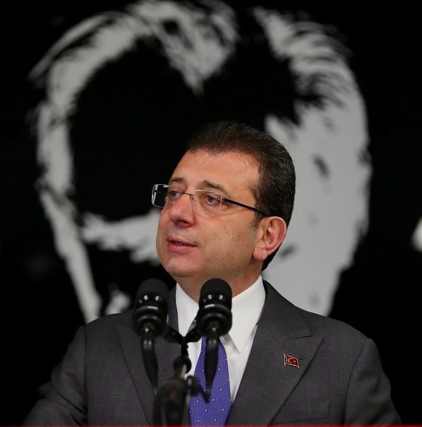 Ekrem İmamoğlu’nun 15 gün önce paylaştığı mesaj ortaya çıktı .

 Ekrem İmamoğlu;

"Fenerbahçeliler, Galatasaraylılar, Beşiktaşlılar sizi uyarıyorum, takımlarınız da ellerinizden gider. Yıllarca futbolun her şeyine karıştılar, transferlere karıştırlar. Neymiş 'Bahis çetesi