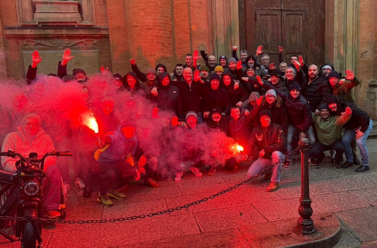 Capdocj's tweet photo. Tanti Auguri di Buon Natale
Vecchi tifosi ,curva Andrea Costa #Mods #CaniSciolti #Settore #BFC #Bologna https://t.co/C6kyGIoBxn