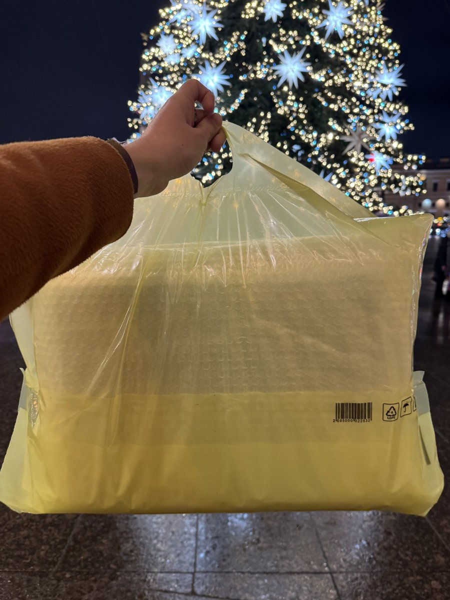 Заказал маме подарок на Новый Год. Пришёл получать. Парень долго искал, потом обнаружил и выдал это! Я что-то не думал даже, что такой большой будет, теперь надо упаковать и аккуратно довезти, чтобы под ёлочку положить.