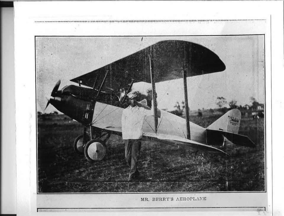 BlkHistStudies's tweet image. In a time when the entire state of Oklahoma had only two airports, six Black families owned private planes. #SimonBerry and his business partner James Lee Northington were the first, earning their pilot’s licenses and buying an open-cockpit biplane in 1925. ❤️💚🖤 #tulsa #pilots