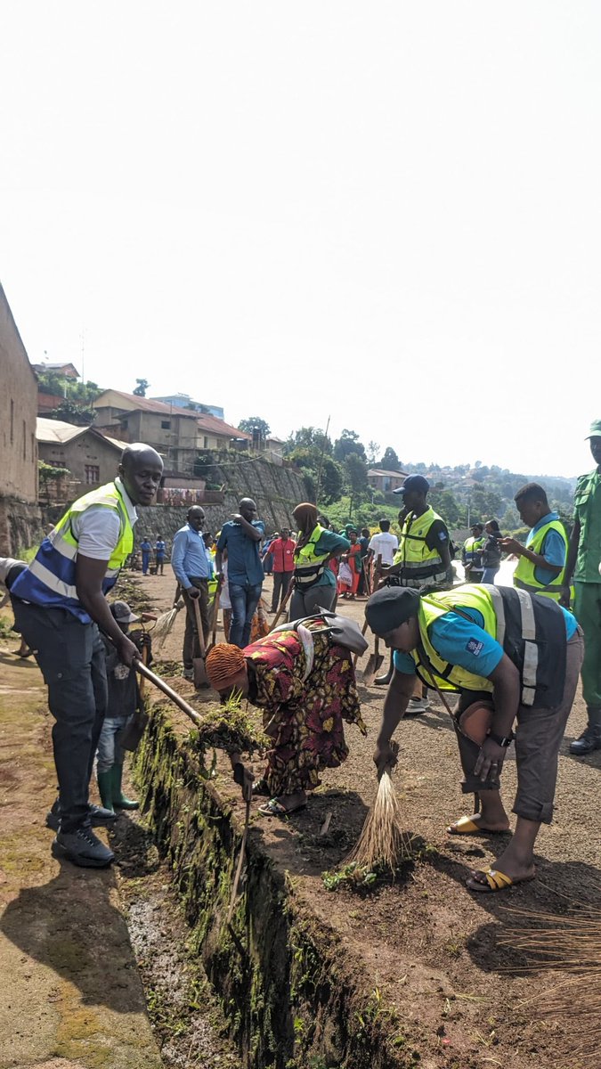 <a href="/RwandaLocalGov/">Ministry of Local Government | Rwanda</a> <a href="/RusiziDistrict/">Rusizi District</a> <a href="/RwandaYouthVol1/">Rwanda Youth Volunteers</a> <a href="/Rwandapolice/">Rwanda National Police</a> <a href="/KubanaRichard/">Kubana Richard</a> <a href="/AMadjid46/">𝙉𝙏𝘼𝙒𝙐𝙍𝙐𝙃𝙐𝙉𝙂𝘼 𝘼𝘽𝘿𝙐𝙇 𝙈𝘼𝘿𝙅𝙄D</a> 

Kuri uyu wa 24/12/2025 Youth Volunteers Rusizi bakomeje Kwita ku Isuku n'Isukura hirya no Hino Mu Mirenge ,murwego rwo Kwitegura neza Iminsi Mikuru!
NTAKUDOHOKA MU KWIMAKAZA UMUCO W'ISUKU