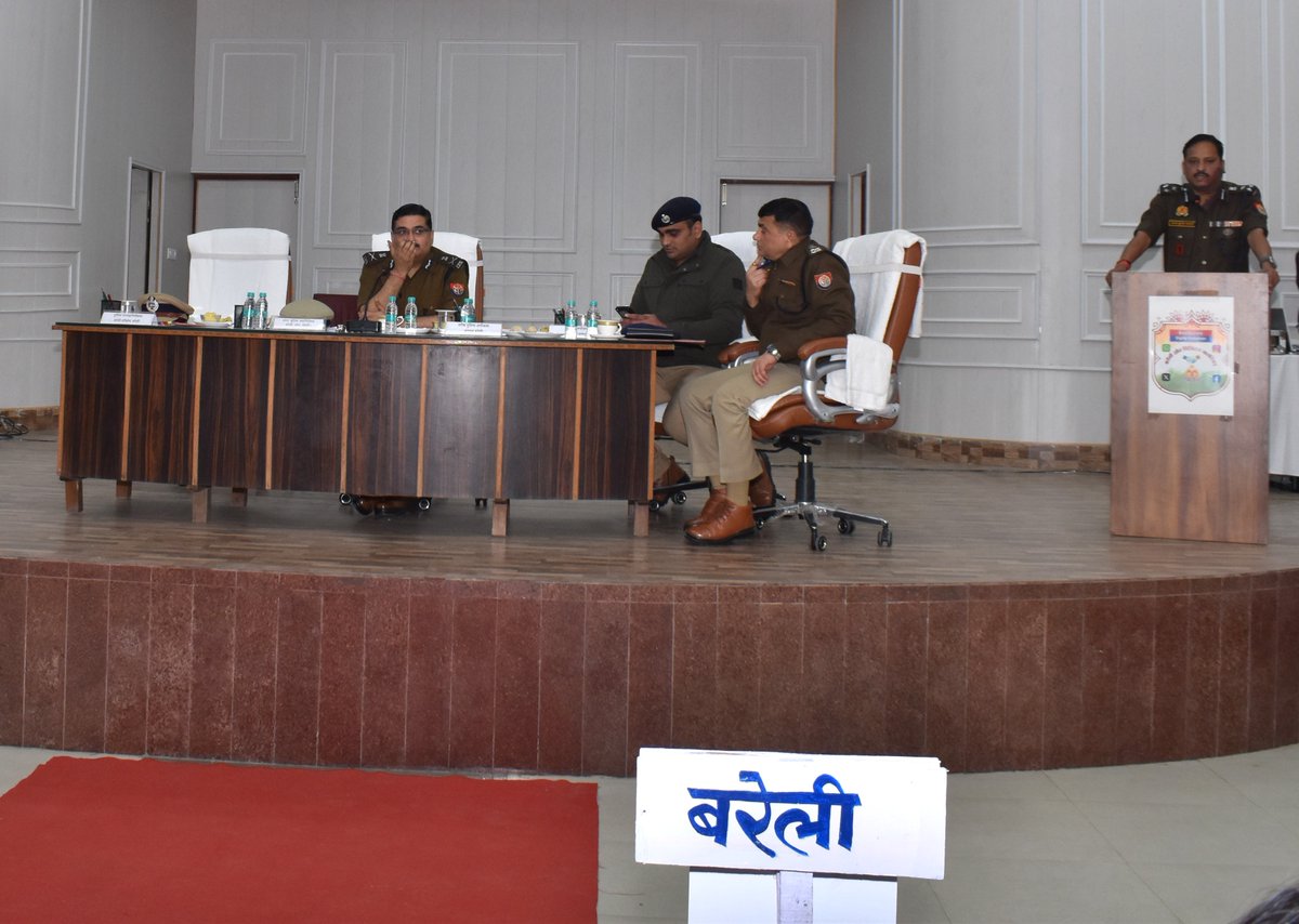 adgzonebareilly's tweet photo. पुलिस उपमहानिरीक्षक, बरेली परिक्षेत्र द्वारा

▪️ Fake News के त्वरित खंडन
▪️ UP Police Fact-Check X Account @UPPViralCheck
▪️ राष्ट्रीय साइबर क्राइम हेल्पलाइन 1930
▪️ Mission Shakti Phase–5.0
▪️ Mission Shakti Kendra (MSK)
के प्रभावी उपयोग के संबंध में डिजिटल वॉलंटियर्स को मार्गदर्शन दिया गया।

#BareillyZonePolice #CyberHelpline1930 #MissionShakti #BewareDigitalArrest #MSK