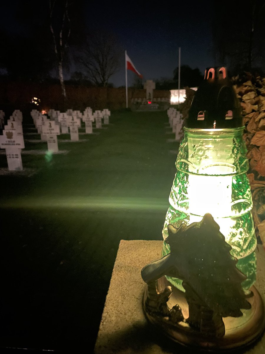 Dunne076's tweet photo. Dziękuję 🇵🇱🇳🇱 #Maczek #GeneraalMaczek #MaczekMemorial #Breda https://t.co/x5F5g9tRE5
