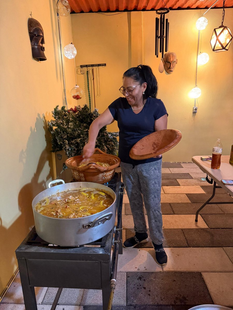 MirianSanMon's tweet photo. Como cada año, en casa mantenemos vivas las tradiciones que nos unen.
Hoy tocó consentir a mi familia con uno de esos platillos que saben a historia, a encuentro y a hogar: el tradicional bacalao. 🍽️ https://t.co/jzWkIzARCV