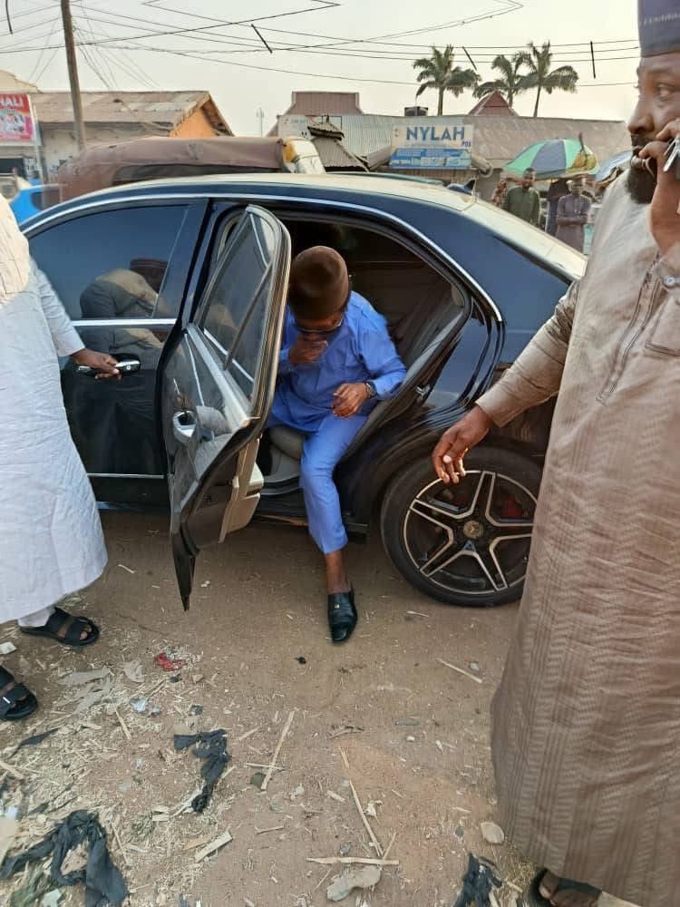 Senator <a href="/ShehuSani/">Senator Shehu Sani</a> has donated one million naira to the family of Late Dr. Kola Al-Masur Hospital and one million naira to Kwanan Chanchangi Phone Sellers Association.

Senator Shehu Sani's efforts to support youth and community development in Kaduna Central is  commendable.