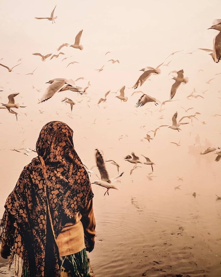 "Bir yılda çok şey değişebilir,
Ya da bir ayda, belki bir hafta da,
Hatta bir perşembe sabahında .."

مساء الخير '💌