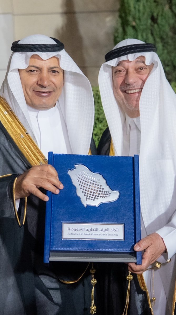 تكرمينا من قامة وطنية كبيرة محل اعتزاز وفخر شكراً ابوسعد لك على هذه الدورة الغير مسبوقة التي تميزت بعطاء وانجاز وتطوير ومشاركة قطاع الاعمال لتحقيق تطلعات القيادة بادارتكم الحكيمة لاتحاد الغرف ،لك منا الدعاء بالتوفيق ومزيد من النجاح والازدهار