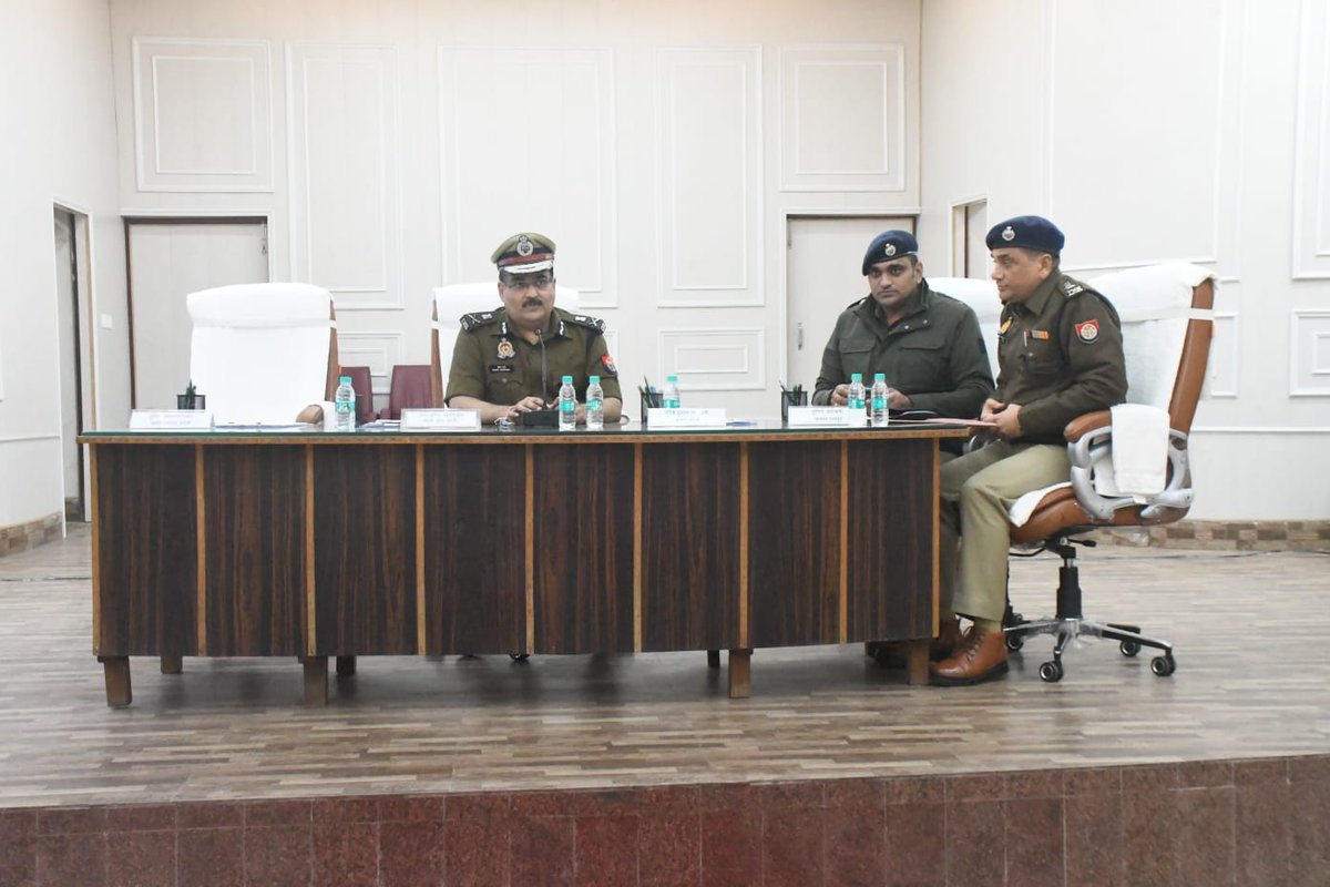 adgzonebareilly's tweet photo. पुलिस अधीक्षक, जनपद रामपुर द्वारा Real-Time Monitoring के माध्यम से सोशल मीडिया पर फैलने वाली Fake News एवं अफवाहों के समय रहते खंडन पर जोर दिया गया।

     साइबर ठगी, असामाजिक तत्वों एवं गलत सूचनाओं के विरुद्ध जनजागरूकता बढ़ाने तथा सुरक्षित डिजिटल व्यवहार अपनाने का आह्वान किया गया।

     बैठक में AI Influencer “Jarvis” (2025) कार्यक्रम और परवाह डिजिटल रोड सेफ्टी अभियान का उल्लेख करते हुए आधुनिक तकनीक से जनसंपर्क को और सशक्त बनाने की दिशा में किए जा रहे प्रयासों पर चर्चा की गई।

#परवाह #सड़कसुरक्षा #Parvah #RoadSafety #BareillyZonePolice #AIProJarvis #aiPRO