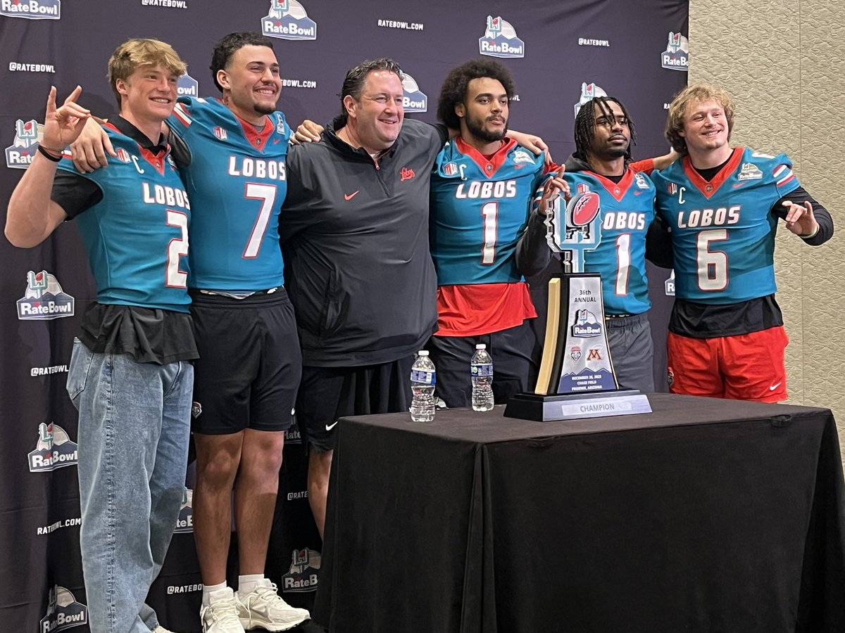 DevJTV's tweet image. The Lobos @UNMLoboFB in Phoenix for the Rate Bowl! Media day is a wrap!