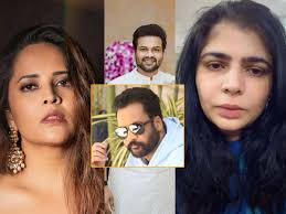 pepparsalt9's tweet photo. This time they ( Chinmai , Anasuya) pressed wrong button.. మీడియా ని హాండిల్ చెయ్యడం లో శివాజి దిట్ట.  గత కొన్ని సంవత్సరాలుగా అదే పని లో ఉన్నాడు.  నిధి పాప దగ్గర నుండి సౌదర్య గారి దాకా పోయాడు అవసరం అయితే సావిత్రి, కన్నాంబ గారి దాకా అయినా పొతాడు. లాగకండి తెగుద్ది. ఈ విషయం లో శివాజి ని ఆ ఒకటి రెండు పదాలు విషయం లో ఖండించ వచ్చు కాని ఆయన intention ని ఖండించలేం.  దీనిని అలా వదిలెయ్యడమే బెటర్.
@anusuyakhasba @Chinmayi #Sivaji