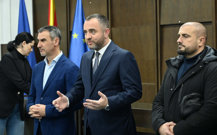 Министерот Тошковски врачи решенија на 120 нови полициски службеници во СВР Скопје -  mk.tv21.tv/ministerot-tos…