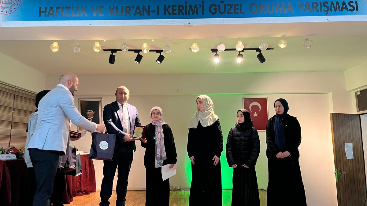 CaybasL's tweet photo. Yarışma başta Kaymakamımız Sn. Volkan Oral, Belediye Başkanımız Sn.Mesut Karayiğit olmak üzere ilçe protokolü ve Kur'an sevdalıları tarafından ilgiyle takip edilmiştir. https://t.co/kkSj4LIP76