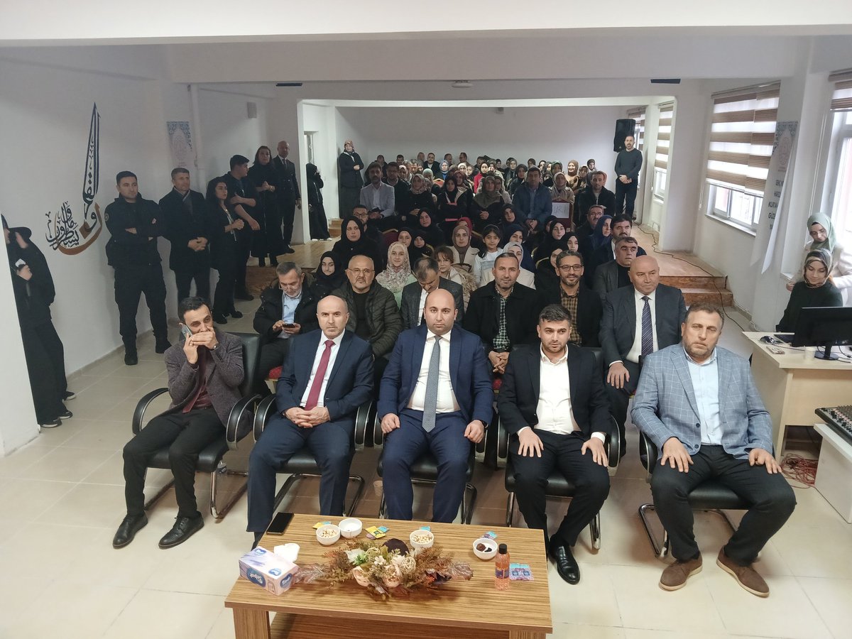 CaybasL's tweet photo. Yarışma başta Kaymakamımız Sn. Volkan Oral, Belediye Başkanımız Sn.Mesut Karayiğit olmak üzere ilçe protokolü ve Kur'an sevdalıları tarafından ilgiyle takip edilmiştir. https://t.co/kkSj4LIP76