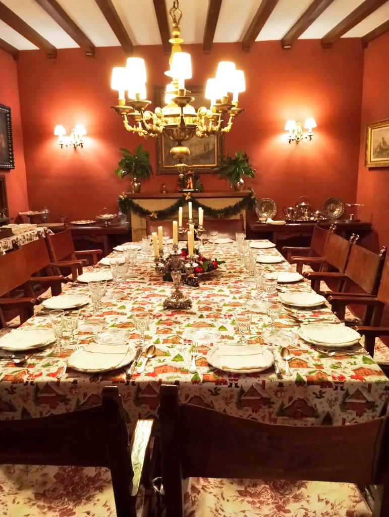 Feliz Navidad 🎄🎉 
Os enseño la mesa de mi madre que es lo mejor del mundo ❤️