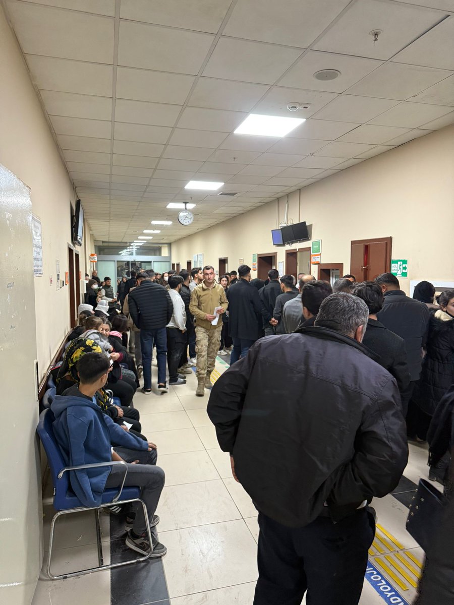 Silopi Devlet Hastanesi Acil Servisi’nde her gün uzun kuyruklar oluşuyor.
Doktor sayısı yetersiz, ekipman eksik, servislerde yatak bulunamıyor.
Acil sağlık hizmeti bu şartlarda sürdürülemez. Yetkililer göreve!
#SilopiyeHastaneİstiyoruz