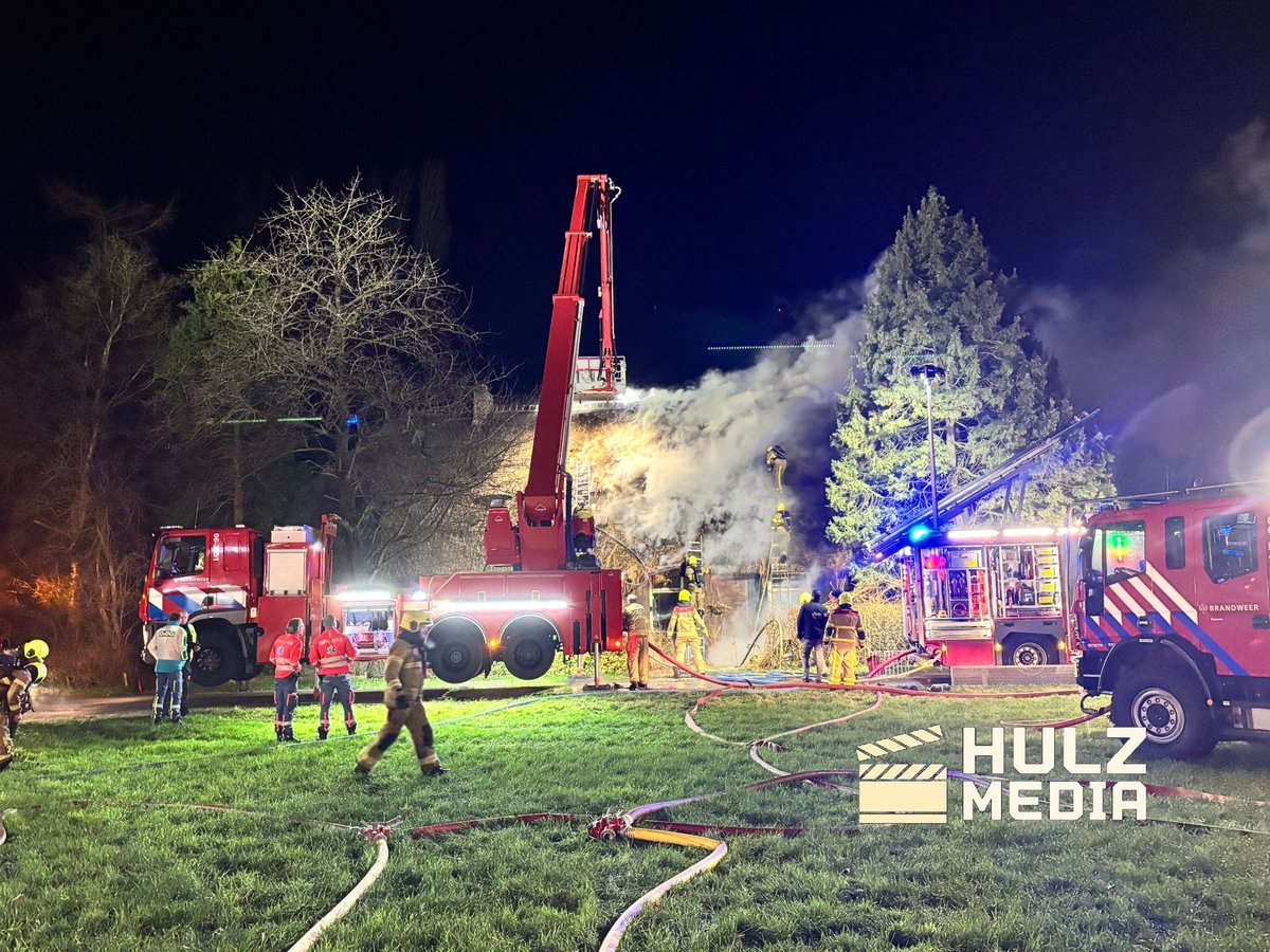 Grote brand in Emst, brandweer bestrijdt vuur in rietgedekte woning