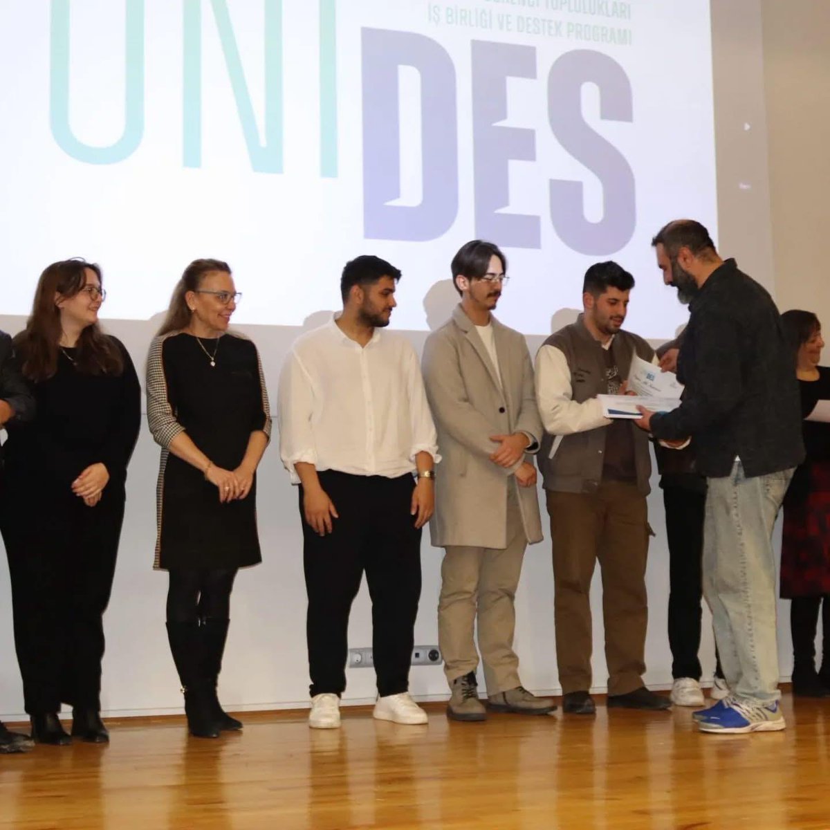 ÜNİDES 3. Çağrısı’nda hibe alan “Camın Geri Dönüşümü Benim Elimde” projemizin Koordinatörü Simnur Bayrak ve Akademik Koordinatörümüz Prof. Dr. Füsun Özerdem, AKM’de düzenlenen programda Teşekkür Belgelerini aldı.
ÜNİDES 2., 3. ve 4. Dönem proje sahiplerini tebrik ediyoruz 👏🌱