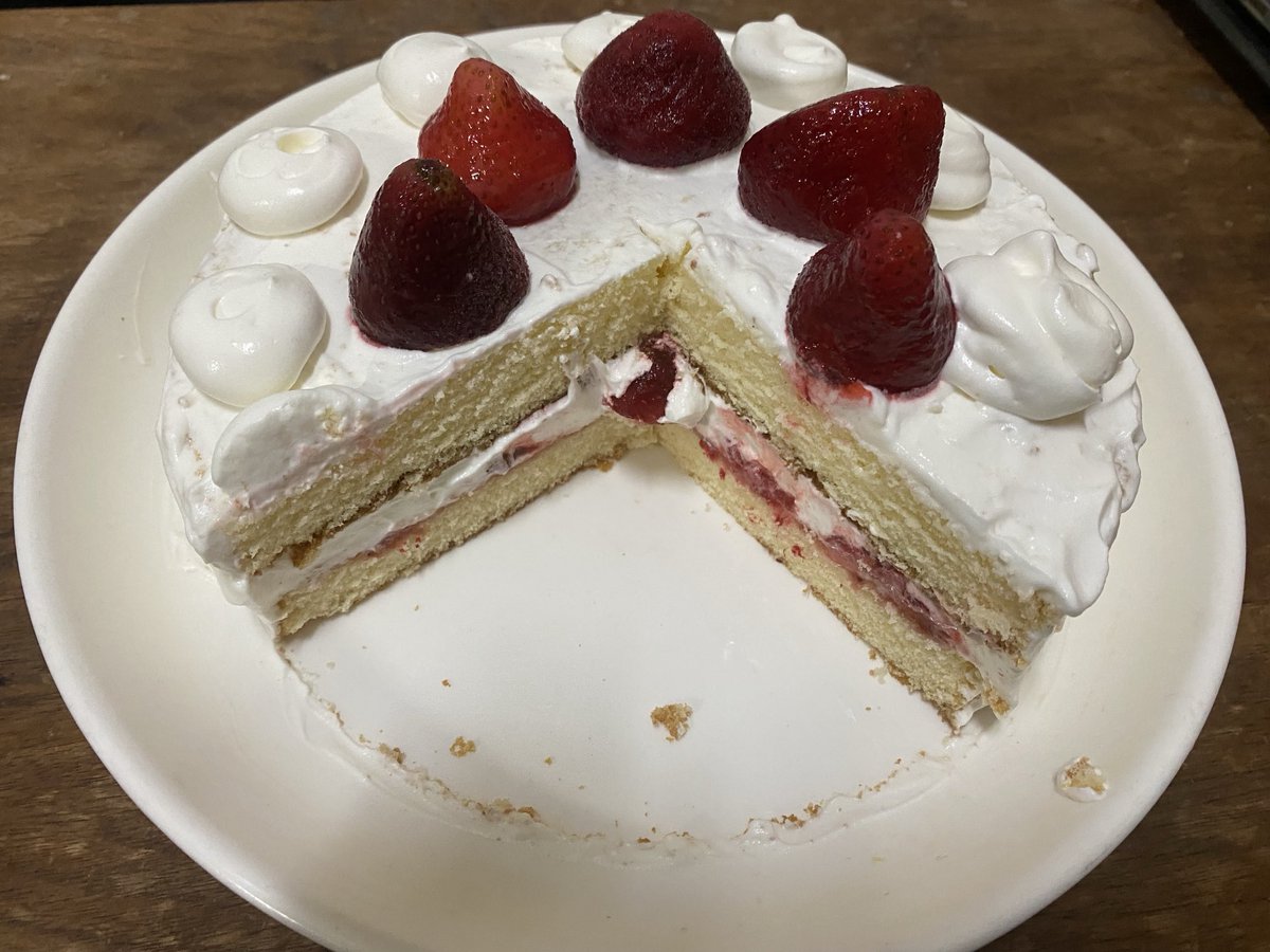 menstter's tweet photo. 欲張って6号でクリスマスケーキ作ったけどクリーム不足で微妙になった https://t.co/yxHqq431ot