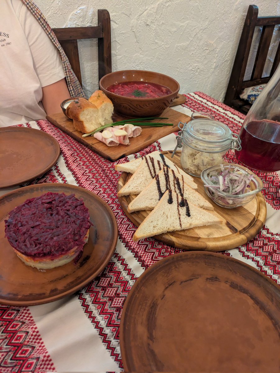 880chico088's tweet photo. 📍Borsh ბორში
初のウクライナ料理♡
おいしかった〜！ジョージア料理よりも好き💕
そして、帰りにはジンジャーブレッドハウスをゲットしてルームメイトと一緒に食べた！ https://t.co/QUmgKe2wAz