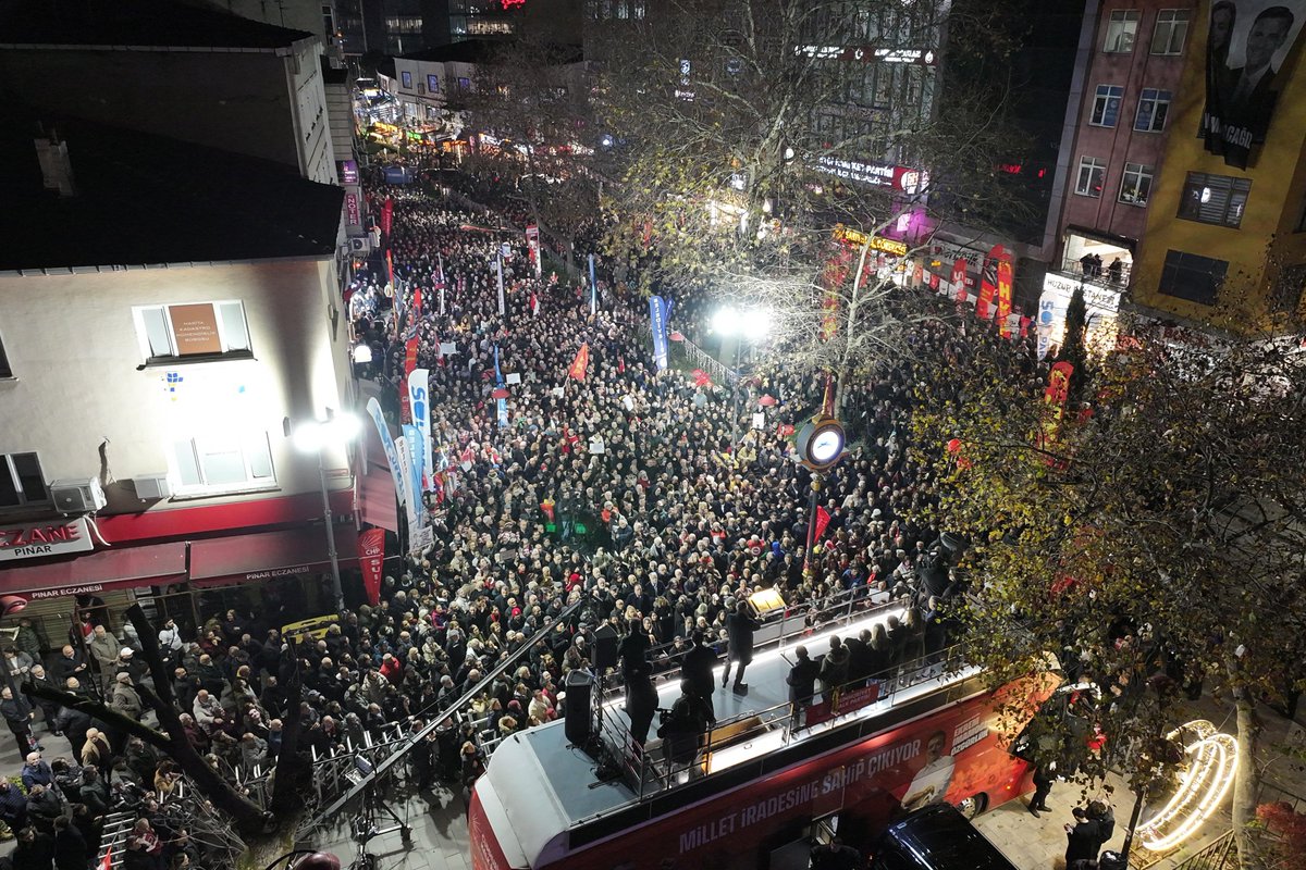 Bu yılın 77’nci ve son eyleminde Kağıthane’deydik.

Bu soğukta meydanları dolduran yurttaşlarımıza teşekkür ediyorum.

Ak Parti asgari ücretle milyonlarca çalışana yeni yılda sefalet vadetmiştir.

2026’nın geçim yılı olmayacağı bellidir. Geçim olmazsa seçim olur!

2026 seçim