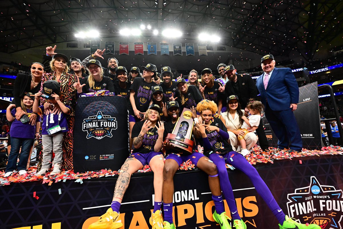 DrunkKimMulkey's tweet photo. I don’t know about YOUR school. But MY school isn’t just a one sport wonder. We’re competing for National titles year round over here.

Yall have a Merry Christmas Eve though😘 https://t.co/TMWP7ZjtYe