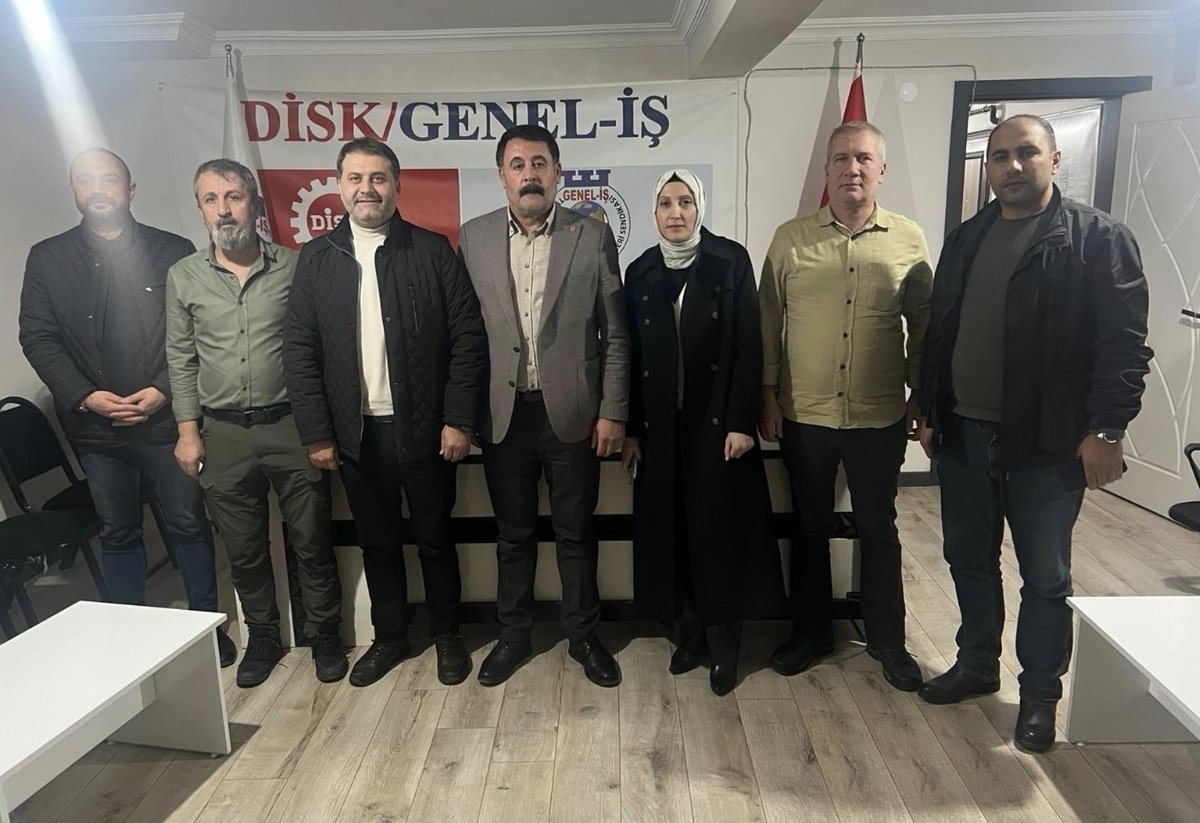 DevrimciSaglik's tweet photo. Genel Başkan Yardımcımız Ümit Umdu @DiSK_Genel_is Muş Şubesi Başkanı Erol Yaldız'ı ziyaret ederek
Muş'taki örgütlenme çalışmalarına katkılarından dolayı sendikamız adına teşekkürlerini iletti. https://t.co/xXUa3hhEFq