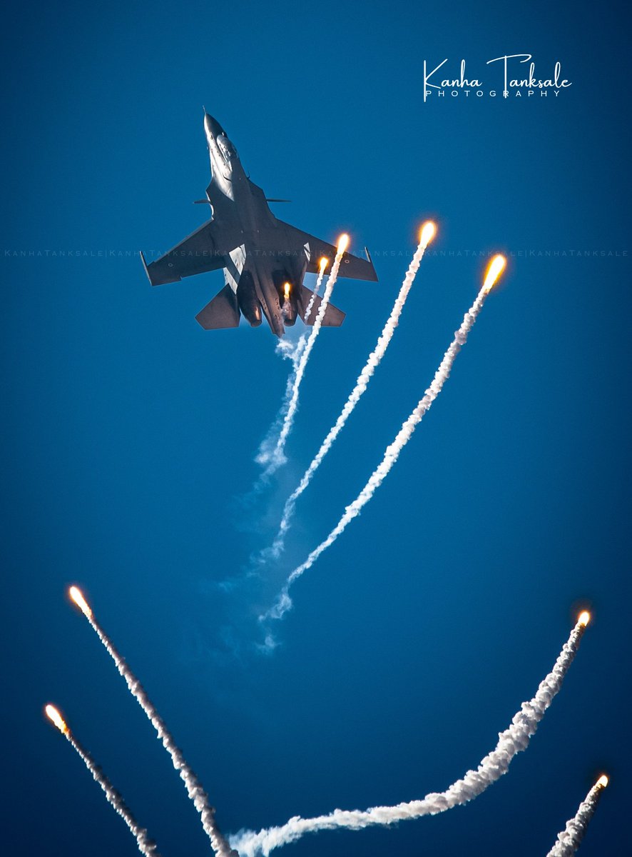 Kilotangophotos's tweet photo. Trisonics 1 over Brahmaputra!
Commanding Officer of IAF 102sqn putting up a super precise and aggressive Flanker low level aerobatic display!
@IAF_MCC
@EAC_IAF
@Defencematrix1
@alpha_defense
@connect_rishav
@AnchitGupta9
@ReviewVayu
#102sqn
#trisonics
#IAF
#Su30mki
#Guwahati https://t.co/XhUipes8dE