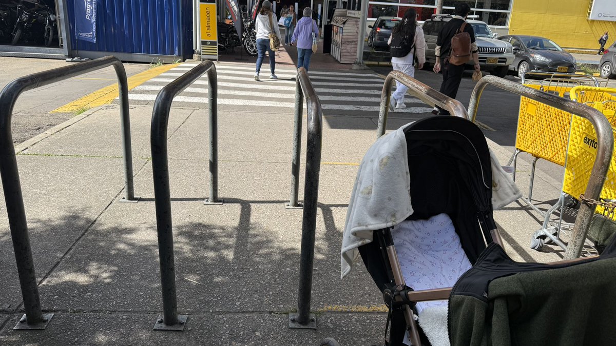 mappis08's tweet photo. @almacenesexito los menos incluyentes del mundo. Si solo existe una entrada peatonal, si uno va en silla de ruedas o cochecito de bebé como entra? https://t.co/13QCQ14nED