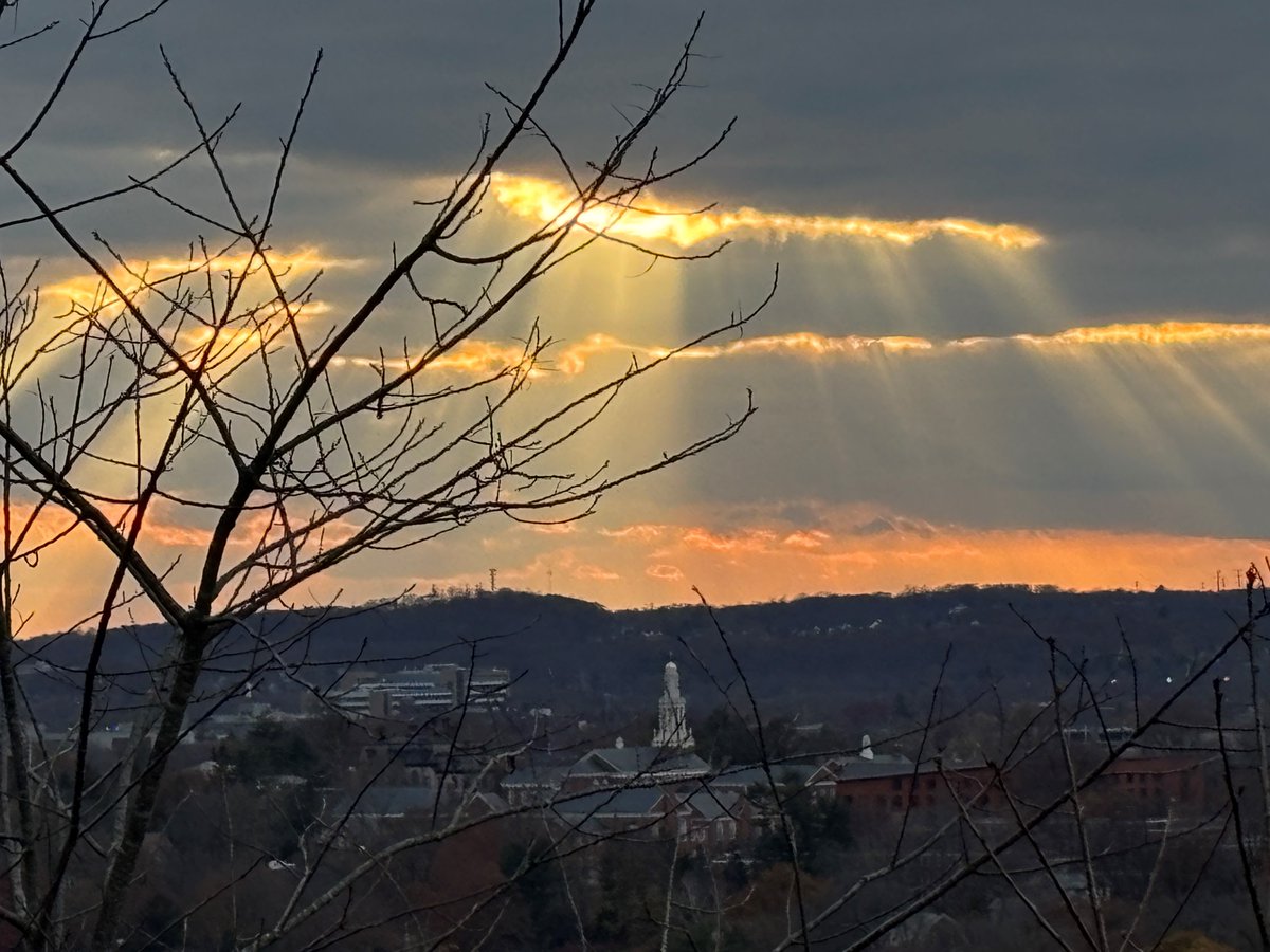 MarkDSiegel1's tweet image. The Gift (Special Christmas Eve Edition) A #ProgramDirectorsNote to my @TradIMYale residents. @TradIMYale 

open.substack.com/pub/siegelmark…