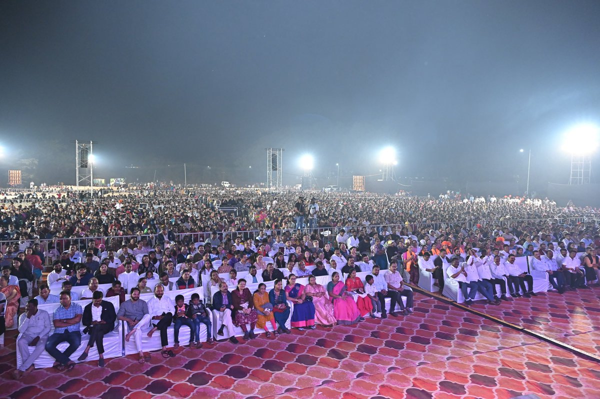 लोककलेचा गौरव… संस्कृतीचा उत्सव.
आज रत्नागिरी, लांजा येथे आयोजित करण्यात आलेला “The Folk आख्यान” हा आगळावेगळा लोककला सादरीकरणाचा सांस्कृतिक कार्यक्रम म्हणजे परंपरा, कला आणि संस्कृतीचा जिवंत आविष्कार ठरला.
या सांस्कृतिक सोहळ्याला उपस्थित राहून आ. श्री. किरणजी सामंत यांनी गेल्या