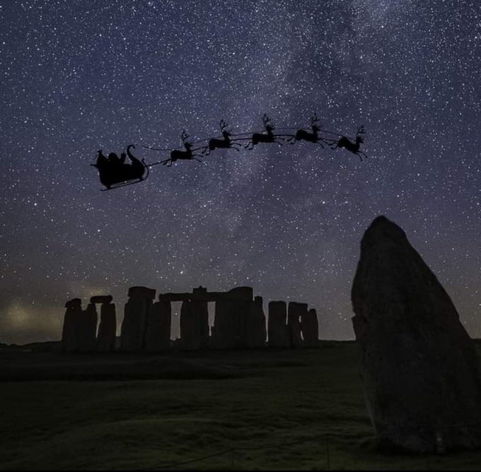 ST0NEHENGE's tweet image. Santa just seen over Stonehenge #SantaTracker 🦌🎅🎄