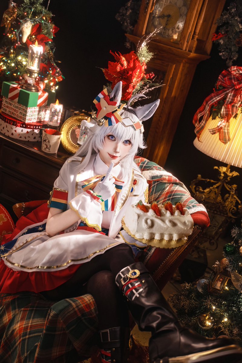 Merry Christmas 🎄✨🍰

📷 <a href="/Hikariphoto1105/">Hikari_photography</a> 
Christmas Set Up  321_photostudio (ig)
.
.
.
#umamusume #umamusumeprettyderby #oguricap #umamusumecosplay #cosplaygirl