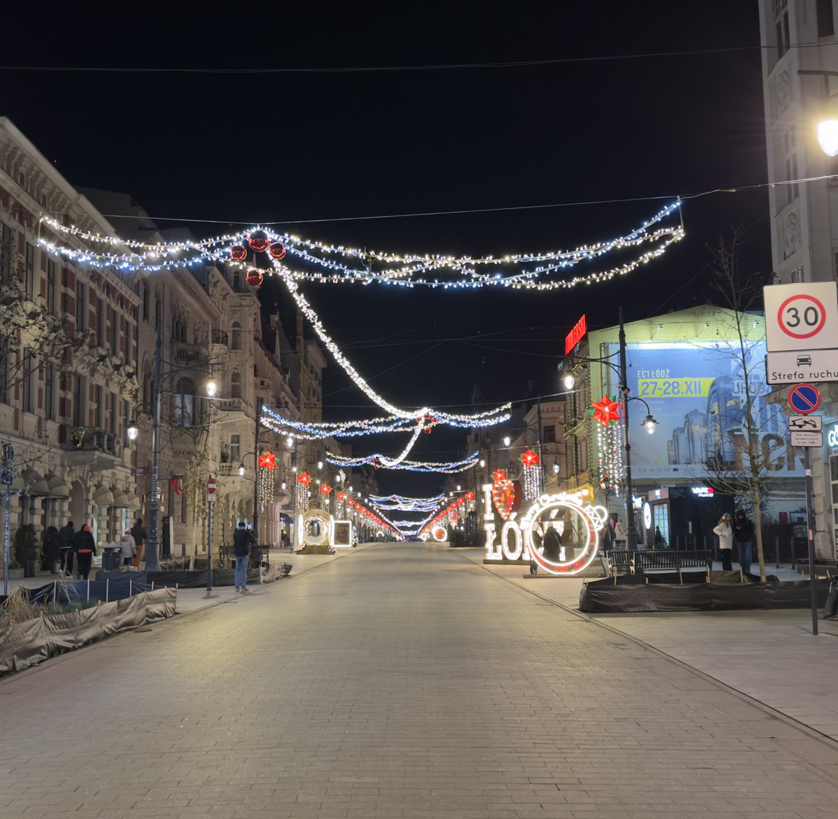 3k's tweet image. На улице, ожидаемо, никого. Зато все кто гуляет, пользуются моментом и фоткаются с украшениями. У костела одинокий вертеп и больше ничего :(