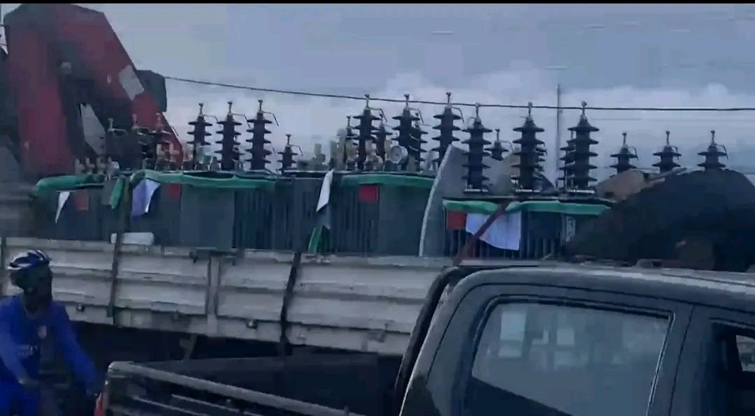 MimiMefoInfo's tweet image. Eneo has brought in 15 new electrical transformers to Buea to address prolonged power outages, a direct response to the protests that erupted in parts of the city today. The company says installations will begin tomorrow, Christmas Day, and will continue through the 26th.…