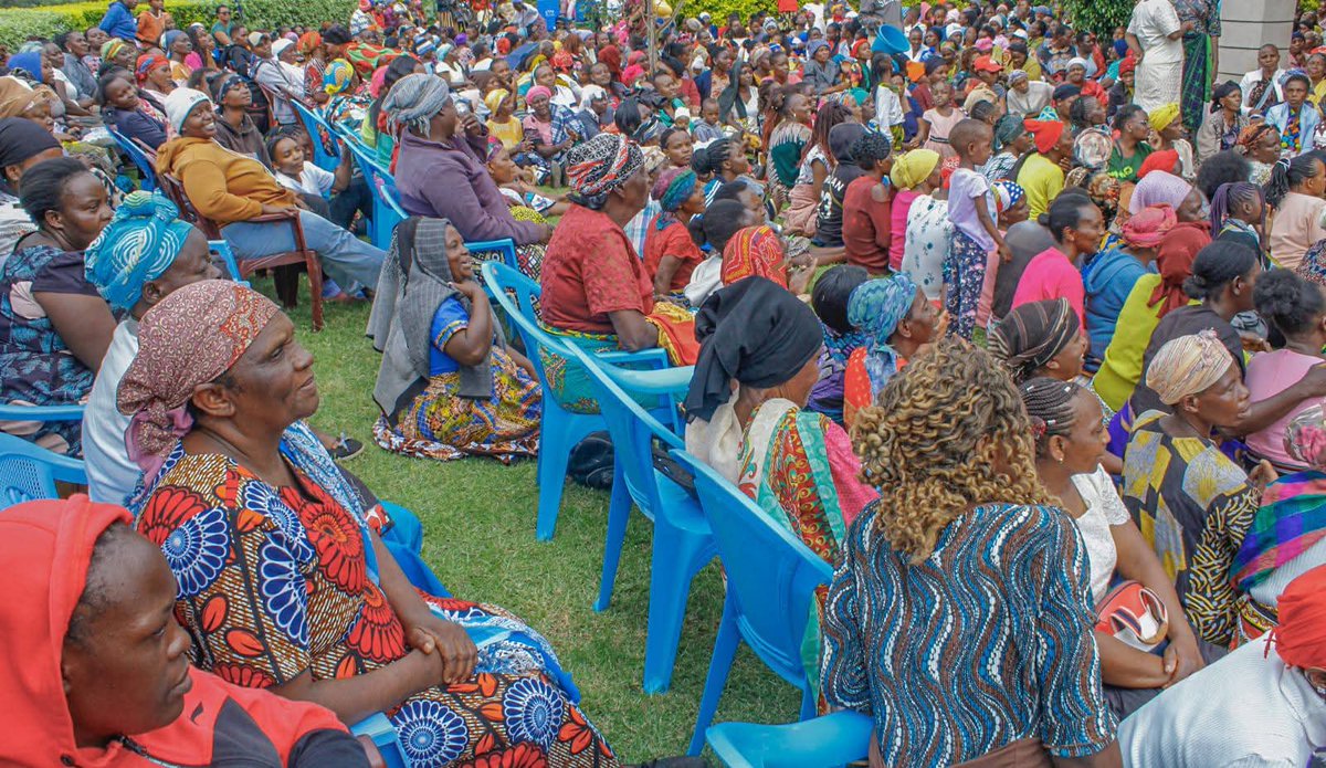 Leo tulianza sherehe za Krismasi kwa kutangamana na kina mama majirani na wale wote waliweza kufika kwangu nyumbani.

Wamama wengi tuu waliweza kufika na tukawa na wakati mzuri wakuimba nyimbo za krismasi. Mke wangu ma mimi tulipata fursa nzuri ya kuwashukuru kina mama hawa na