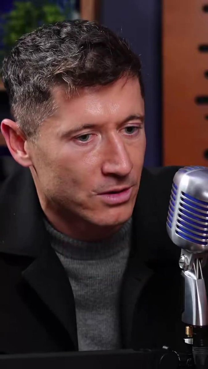Blaugranation_'s tweet photo. Si la vie après la mort existait, et que tu pouvais rencontrer ton père, que lui dirais-tu ?

🗣️ Robert Lewandowski : Beaucoup de choses, certainement… hmm. Avant tout, j’aimerais lui parler, je crois, de sujets simples que j’ai manqués en grandissant, à l’âge où le jeune garçon fait face à ses plus grands dilemmes. Et simplement, je crois que j’aimerais juste être à ses côtés 😔

Voudrais-tu l’embrasser ?

🗣️ Robert Lewandowski : Je l’embrasserais, je le serrerais fort, qu’il soit présent. Je pense que ce « juste être » est le mot qui répond et montre que le simple fait de sa présence aurait une valeur immense.

Voudrais-tu lui dire : « Papa, je l’ai fait (j’ai réussi) » ?

🗣️ Robert Lewandowski : Je pars du principe que mon père me regarde depuis les meilleures places du stade. Mon père n’a jamais vu un de mes matchs en professionnel, mais j’ai toujours cru, d’une manière ou d’une autre, et je le ressens encore aujourd’hui, qu’il est quelque part autour de moi, qu’il me surveille et me protège d’un endroit quelconque.

Quand je joue mes matchs, j’ai l’impression qu’il a les meilleures places dans le stade. Et ce soutien spirituel… c’est comme si… c’est ce que je ressens, ou du moins, ce que je veux ressentir.

Donc, à chaque fois que je commence à parler ou à penser à mon père, mes yeux se remplissent de larmes.

C’était, pour moi, un sujet difficile étant enfant, mais je voulais que mes enfants aient un père à la maison, comme le père que j’ai toujours voulu avoir et que j’ai eu.