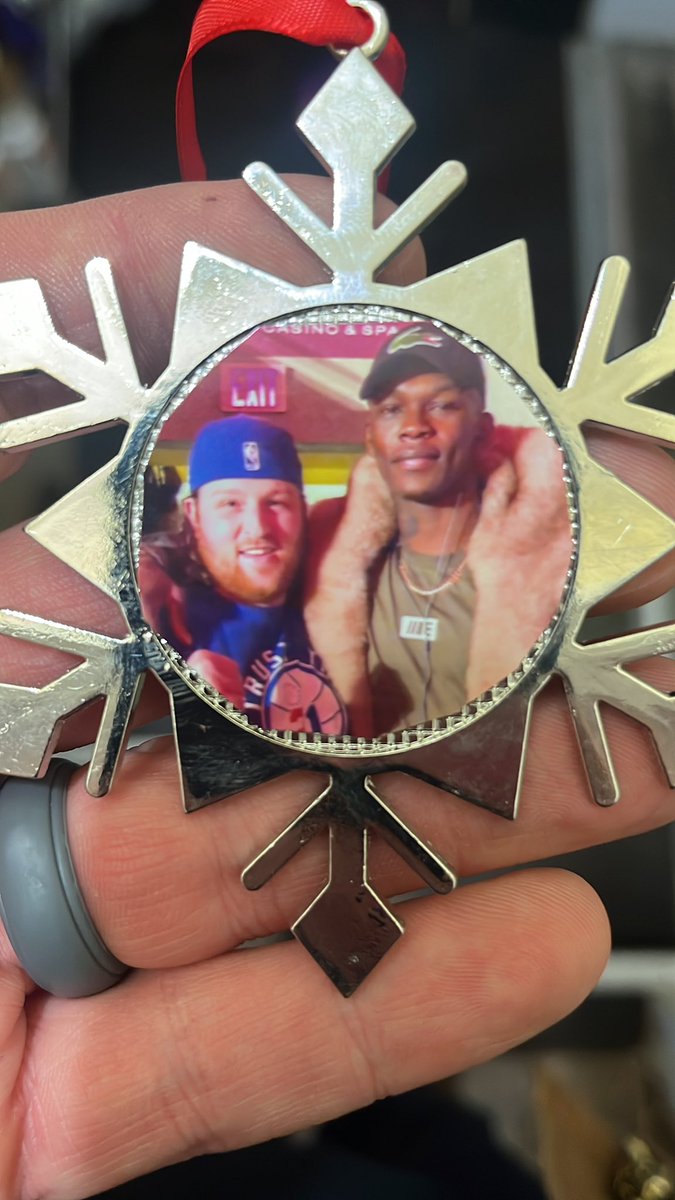 BigDogRuffRuff3's tweet photo. @stylebender how do
I send you an ornament of me and you at the @ufc fight night where @danthehangman got robbed of a 50g’s after kneeing jimmy in the face #MerryChristmas https://t.co/FXLG3OKOrv