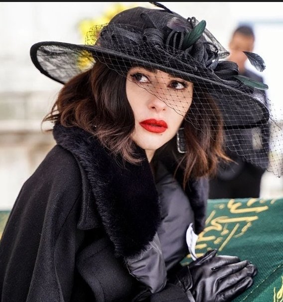 Unuttuk mu bu "Poison İvy" 2019 ila 2021 arası ezberbozan halleriyle ve ikonik giyimi ve akıl almaz entrikalarıyla bizi kendine ne hayran bırakmıştı ✨️👸🥻👠💍👑🕶