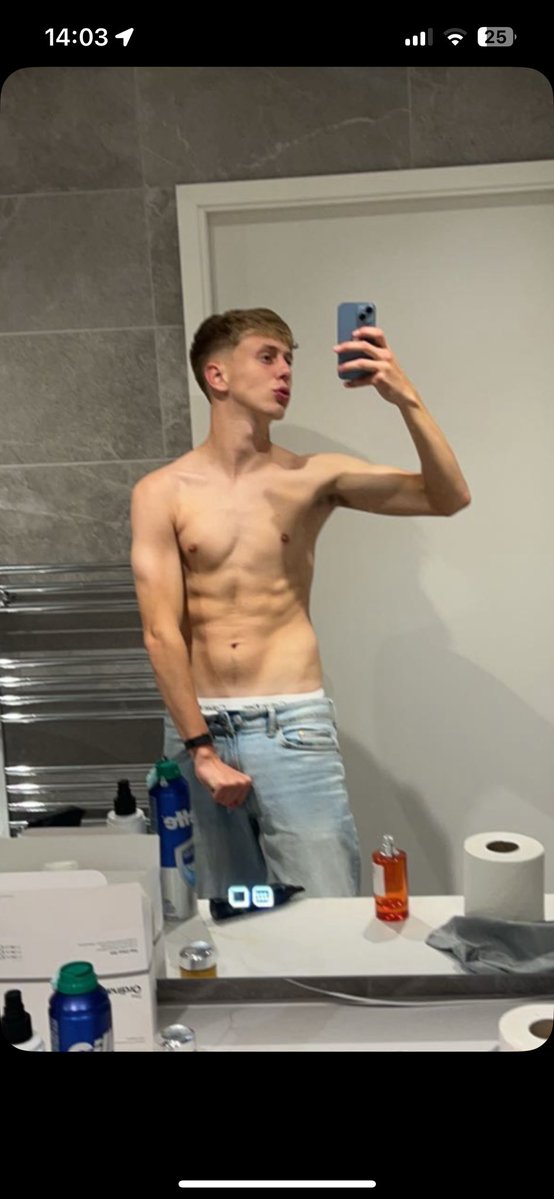 MasterSean_'s tweet image. Who wants a lick 👅