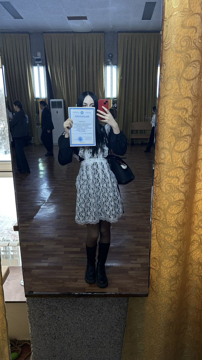 теперь я букашка с бумажкой, свидетельствующей о том, что я заняла второе место в городе среди 11 классов по биологии