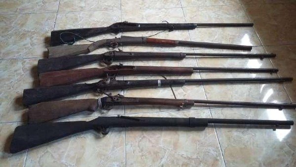 technotheoria's tweet image. A very happy holidays to all…celebrating the christian festival of lights (Christmas)! In photo a dayak hunter (austronesian-austroasiatic). 

They make their own illegal firearms to kill boars.