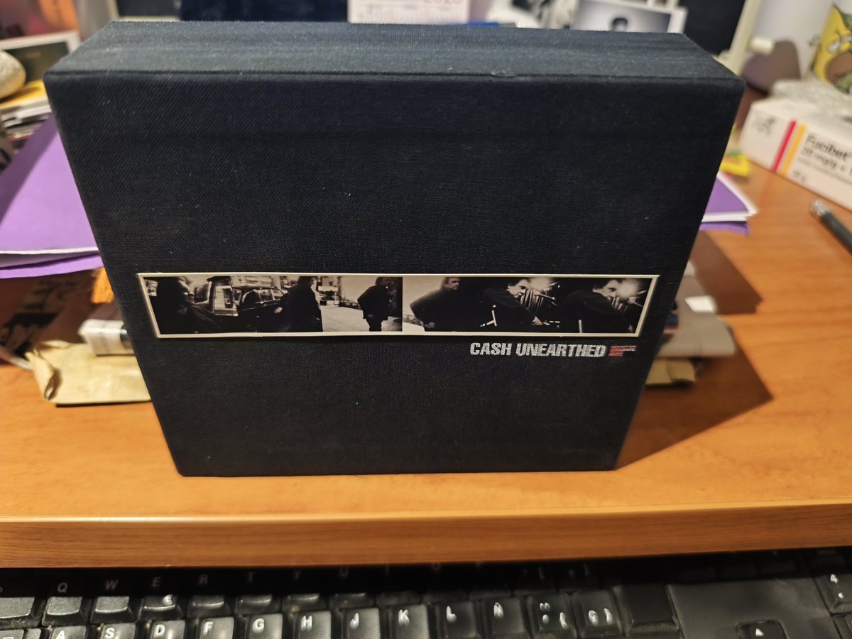 TONICASTARNADO's tweet photo. Viviría dentro de estos discos. Me pasaria la noche entera escuchando esa voz que parece que se apaga, pero no, y esa guitarra que parece que solo acompaña, pero no. Bendito legado final nos dejó el Sr. Cash. https://t.co/SEXfFdVG31