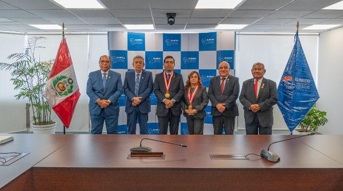 #Urgente🚨Hoy, 24 de diciembre, en medio de cuestionamientos, #Sunedu elige a Vicente Espinoza como nuevo superintendente. Espinoza —decano del Colegio de Abogados de Lima Sur— es muy cercano al anterior superintendente, Manuel Castillo: fue asesor y director durante su gestión🧵