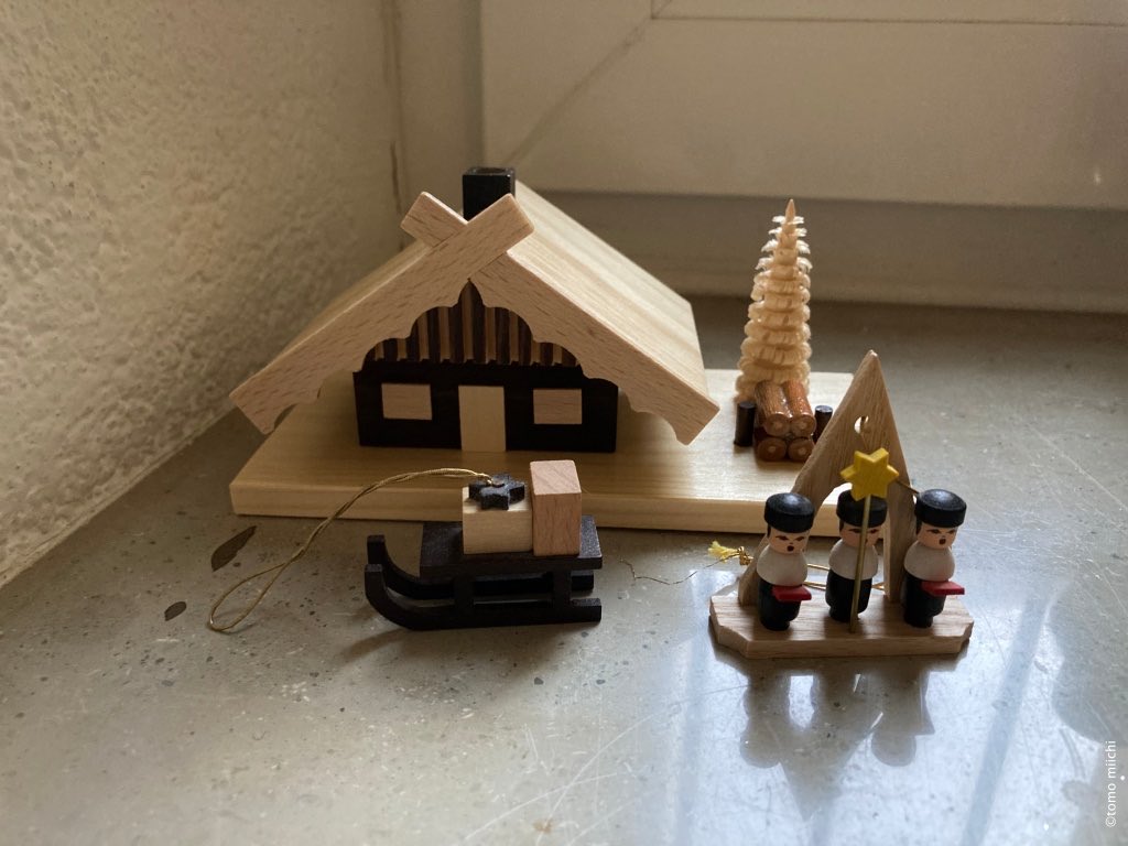 gutereise_'s tweet photo. Frohe Weihnachten!

昨年のアドヴェント期間は、『ドイツのクリスマスマーケット』の取材で狂乱の日々を送っていましたが、今年はあまり遠出はせずに、家の飾り付けなどに情熱を傾けてみました。

皆様もどうぞよいクリスマスを！

クリスマスをどんなふうに過ごすか問題 https://t.co/ZAMtkhx1In https://t.co/8soiKEMf1B