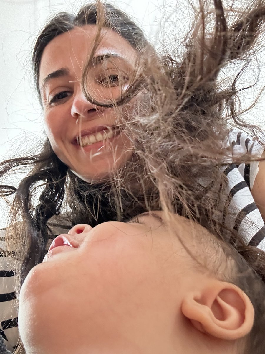 Bir fotoğraf çektirebilir miyiz ağzım kulaklarımdaaaa 🙈
Kollarımda sen… ❤️❤️🎶🎼