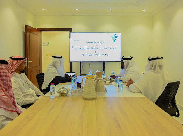 alosrah_jmom's tweet photo. وقعت #جمعية_التنمية_الاسريه_بالجموم  "سعادتي" اتفاقية شراكة مع جمعية إصلاح ذات البين بالجموم  
وتأتي هذه الشراكة ضمن جهود الجمعيتين 
لتعزيز التعاون بين الجهات الخيرية والتطوعية بما يسهم في توحيد الجهود بينهما في خدمة الأسرة والفرد بما ينعكس إيجابًا على تنمية المجتمع وتعزيز الاستقرار الأسري والاجتماعي 
وتحقيقا لمستهدفات رؤية المملكة 2030 
وأعرب الطرفان عن تطلعهما إلى تحقيق أثر ملموس من خلال هذه الشراكة عبر تنفيذ مبادرات ومشاريع نوعية تخدم المستفيدين وتلبي احتياجاتهم .