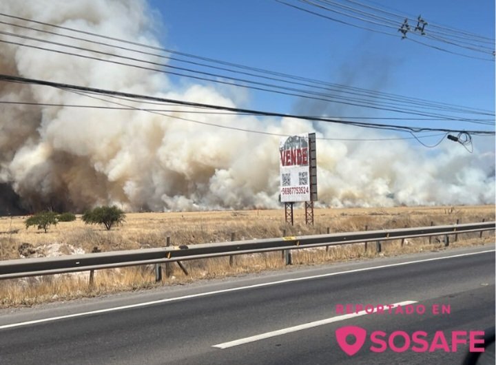 j_dalencon's tweet photo. Bomberos @CBQN con apoyo de unidad @CBQuilicura trabajan en Emergencia Forestal declarada (2ª Alarma) por fuego en vegetación, Las Lilas y Los Maitenes #Pudahuel. Imágenes vía @SOSAFE_CL https://t.co/hCAyz2Ugvp