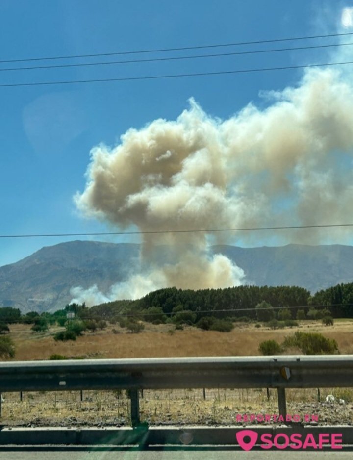 j_dalencon's tweet photo. Bomberos @CBQN con apoyo de unidad @CBQuilicura trabajan en Emergencia Forestal declarada (2ª Alarma) por fuego en vegetación, Las Lilas y Los Maitenes #Pudahuel. Imágenes vía @SOSAFE_CL https://t.co/hCAyz2Ugvp