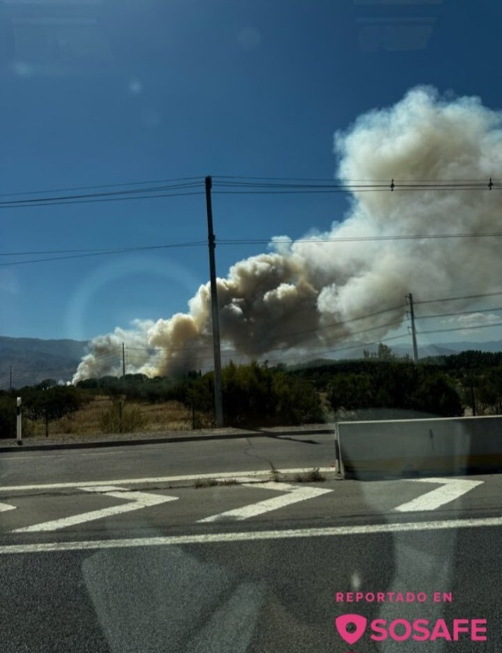 j_dalencon's tweet photo. Bomberos @CBQN con apoyo de unidad @CBQuilicura trabajan en Emergencia Forestal declarada (2ª Alarma) por fuego en vegetación, Las Lilas y Los Maitenes #Pudahuel. Imágenes vía @SOSAFE_CL https://t.co/hCAyz2Ugvp