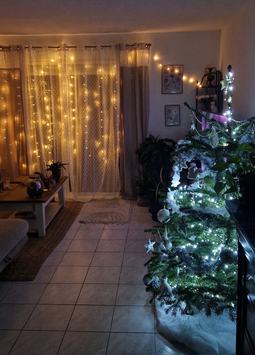 AdrienFour's tweet image. Les plus beaux cadeaux de Noël ne sont pas sous le sapin mais dans les moments partagés, le temps passé avec ceux qu’on aime &amp;amp; la santé. Être entouré et en bonne santé est une richesse qui ne s’achète pas. Pensées pour les personnes seules &amp;amp; celles qui travaillent ! Joyeux Noël !